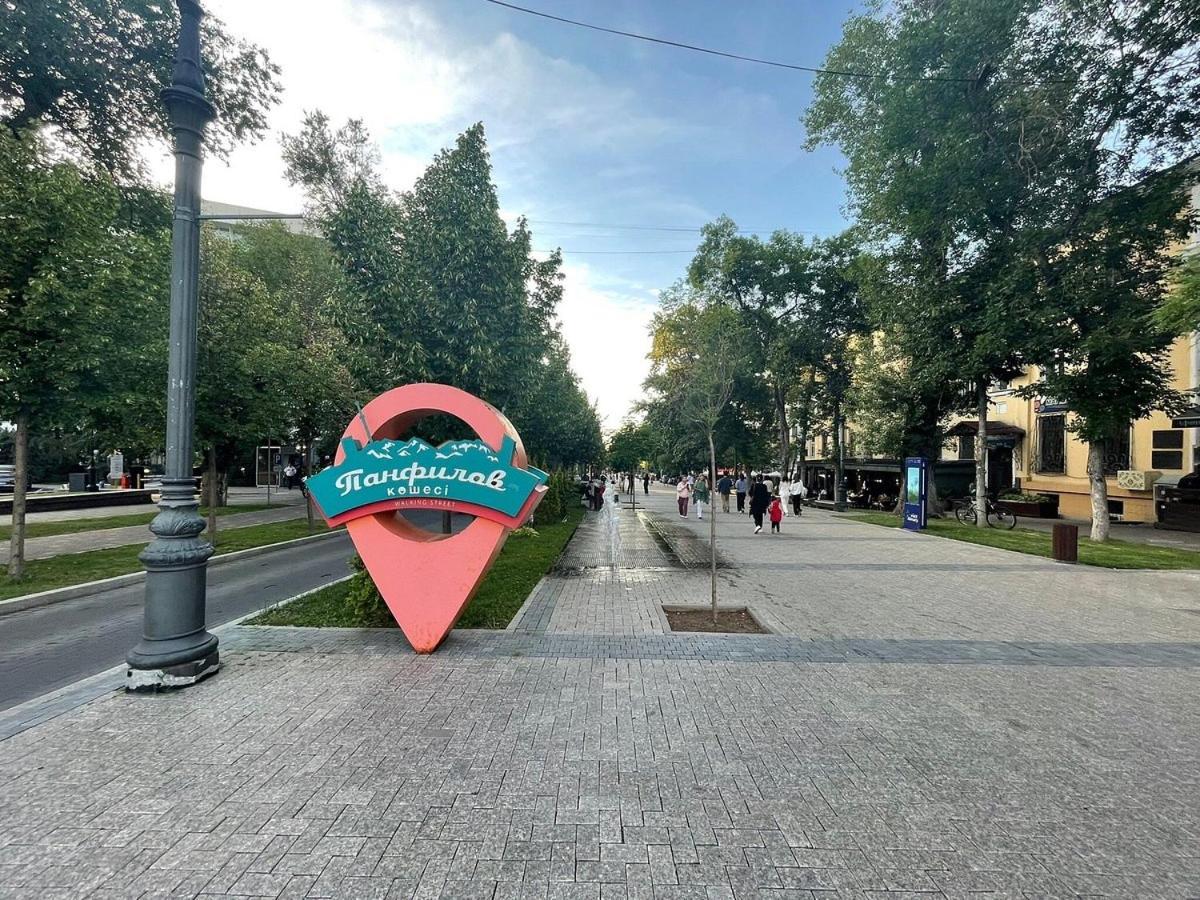 Nadezhda Apartments On Kabanbay Batyr 122 Алма Ата Екстериор снимка