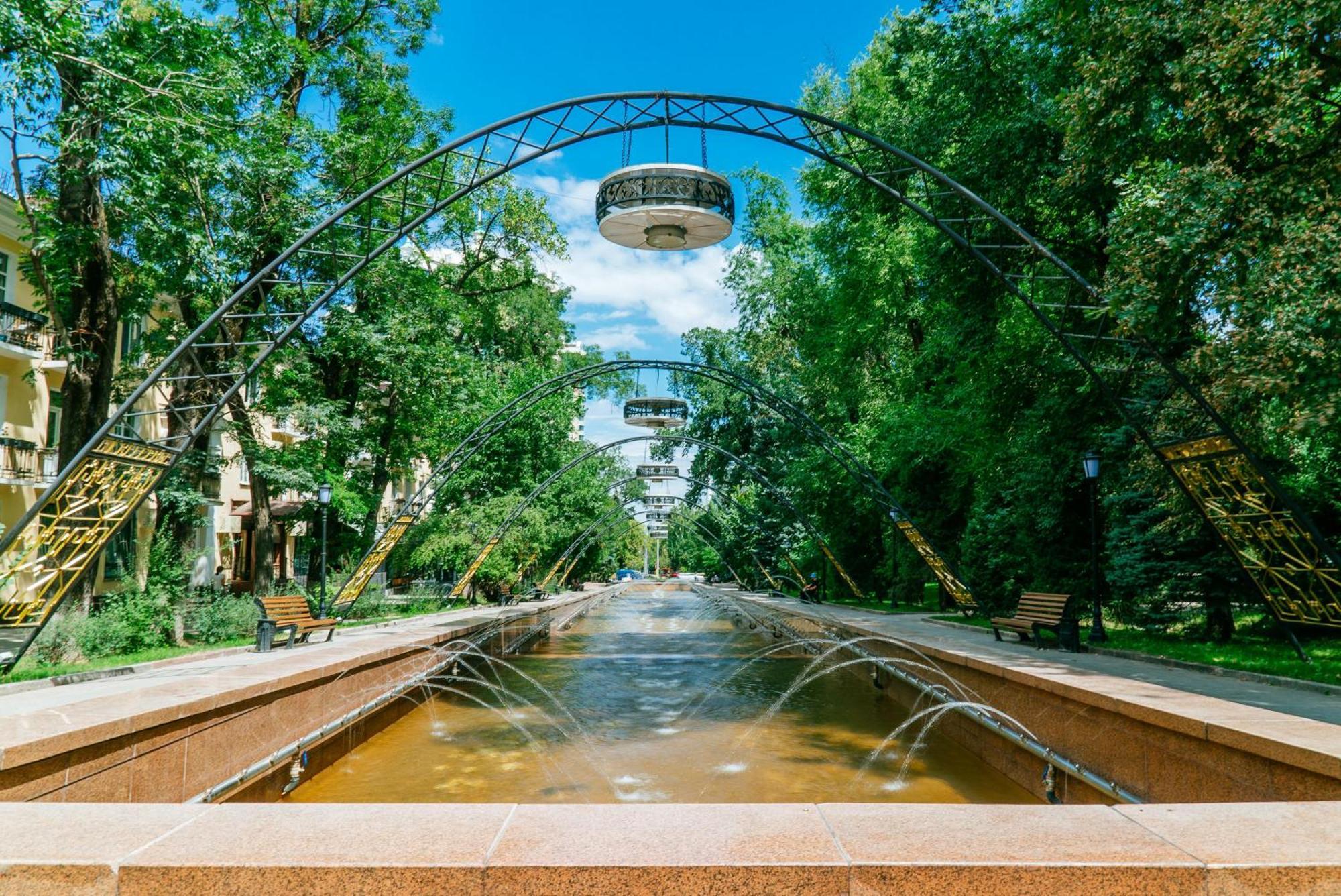 Nadezhda Apartments On Kabanbay Batyr 122 Алма Ата Екстериор снимка
